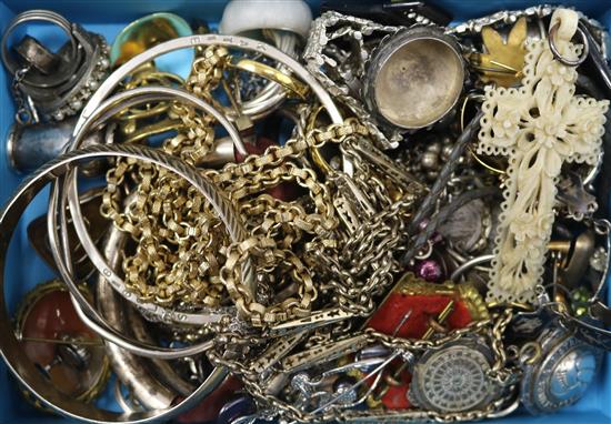 A quantity of mixed jewellery